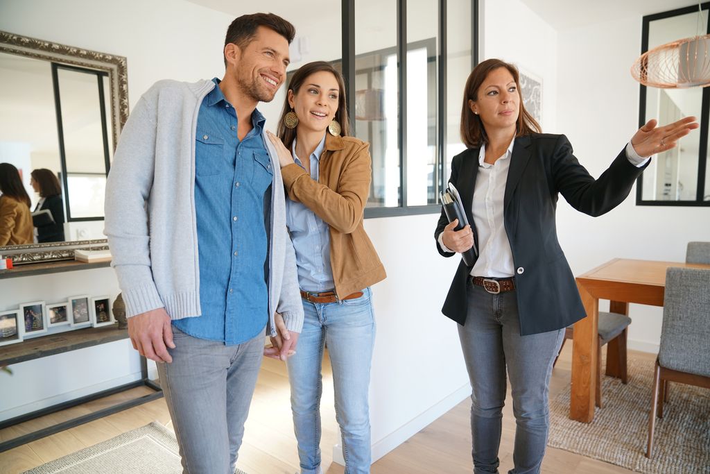 Couple with real-estate agent visiting house for sale agent immobilier MLM